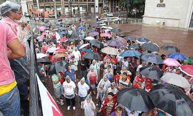 Grupos se encontraram em frente ao Edifcio Matarazzo, sede da Prefeitura, junto ao Viaduto do Ch(foto: Mrcio Fernandes/Estado)