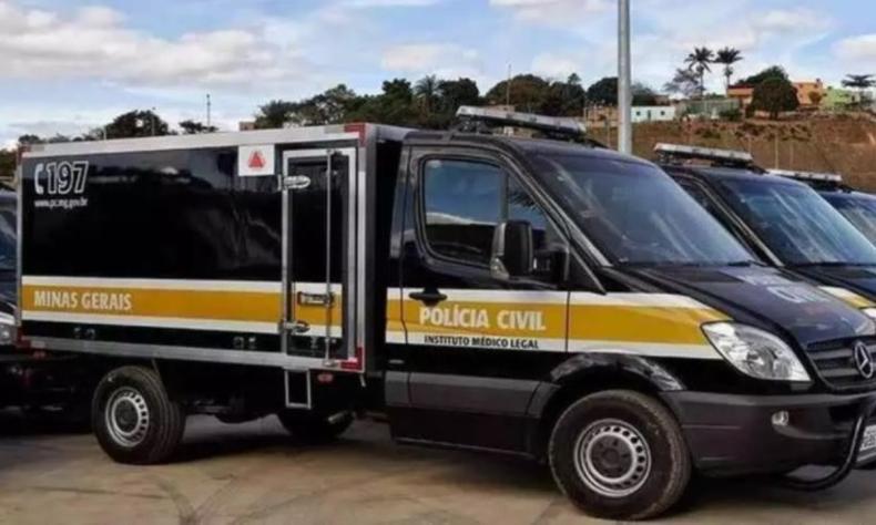 Perícia constatou que vítima foi atingida por diversos disparos de arma de fogo na região da cabeça(foto: Reprodução) rabecão da Polícia Civil