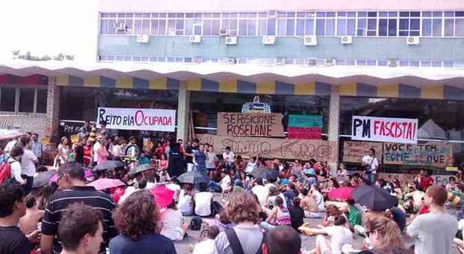 Estudantes em frente  reitoria da UFSC, ocupada no dia 26 de maro(foto: Helio Rodak De Quadros Junior/Facebook)