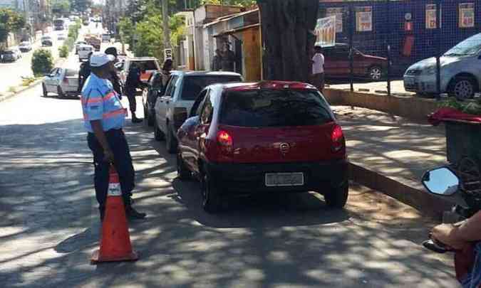 Avenida Denise Cristina da Rocha, no Bairro Justinpolis, em Ribeiro das Neves, um dos pontos de blitz na manh desta quinta-feira(foto: Cedec/Divulgao )