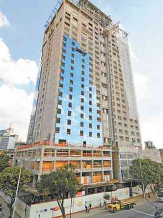 O cinco estrelas Golden Tulip comeou a receber o vidro da fachada e deve ficar pronto at setembro(foto: BETO MAGALHES/EM/D.A PRESS)