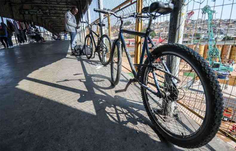 Populao prefere parar bikes em passarela coberta que d acesso  Estao So Gabriel(foto: Leandro Couri/EM/D.A Press)