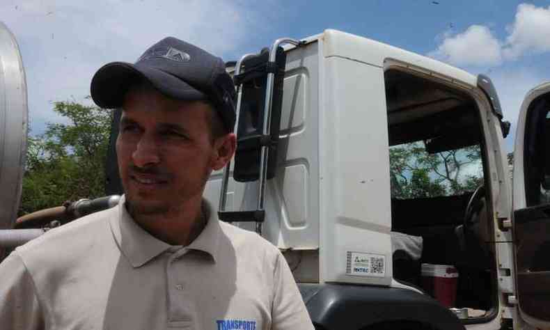 O caminhoneiro Gelson Garcia trabalha no transporte de leite na regio de Par de Minas e critica a situao da pista(foto: Paulo Filgueiras/EM/D.A Press)
