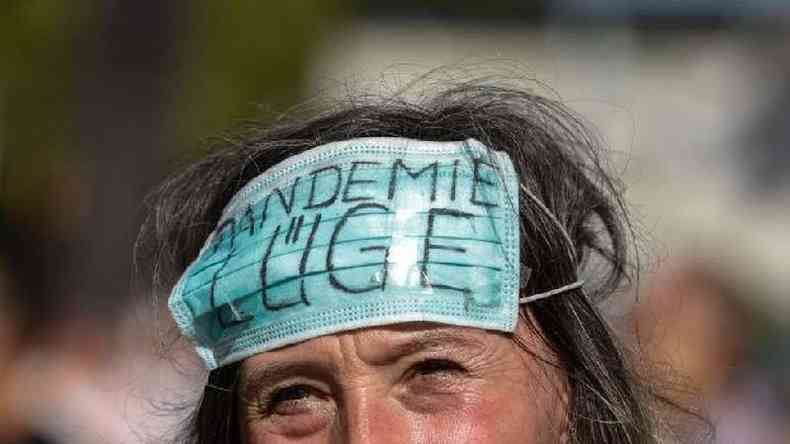 Manifestante em Berlim usa mscara que diz: 'Mentira da pandemia'(foto: EPA/FELIPE TRUEBA)