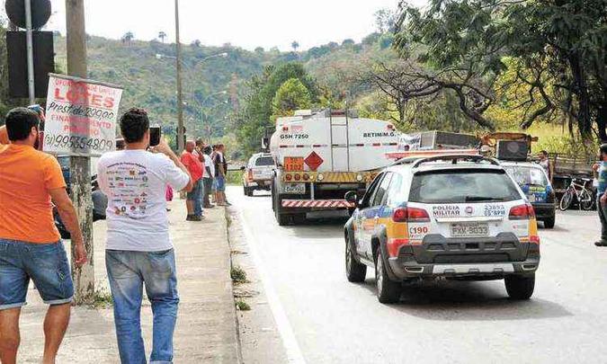 Caminhões-tanque para abastecimento de serviços básicos, como hospitais, foram escoltados pela PM na Região Metropolitana de BH (foto: BETO NOVAES/EM/D.A Press) Caminhões-tanque para abastecimento de serviços básicos, como hospitais, foram escoltados pela PM na Região Metropolitana de BH (foto: BETO NOVAES/EM/D.A Press)
