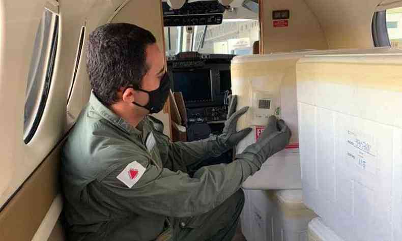 Caixas so verificadas em uma das aeronaves que vai transportar as vacinas pra o interior(foto: Defesa Civil de Minas Gerais/Divulgao)