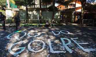 Manifestantes fizeram pichao no asfalto em frente  casa do presidente em exerccio Michel Temer(foto: AFP / NELSON ALMEIDA )