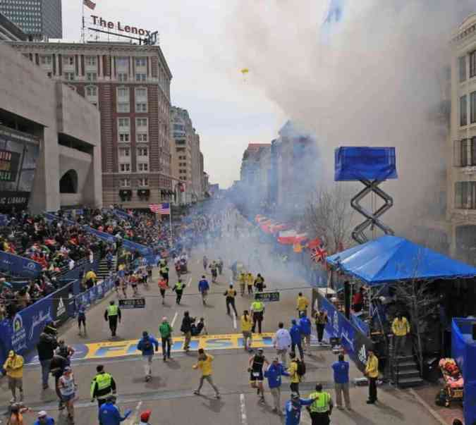 Ataque ocorreu em abril de 2013, quando duas bombas caseiras explodiram em meio  multido que cercava a linha de chegada da maratona de BostonDavid L. Ryan/The Boston Globe via Getty Images