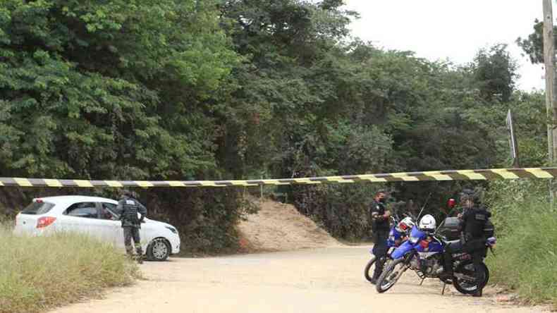 Uma das barreiras montadas por guardas municipais impedem o acesso  Vargem das Flores(foto: Edsio Ferreira/EM/D.A.Press)
