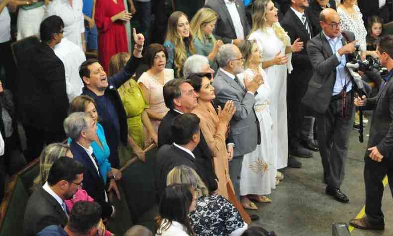 Jair Bolsonaro e Michelle Bolsonaro em culto em BH