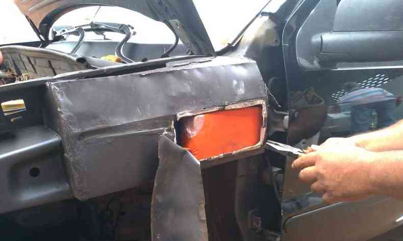 Compartimentos falsos, nas laterais do carro escondiam a droga(foto: Polcia Militar/ Divulgao)