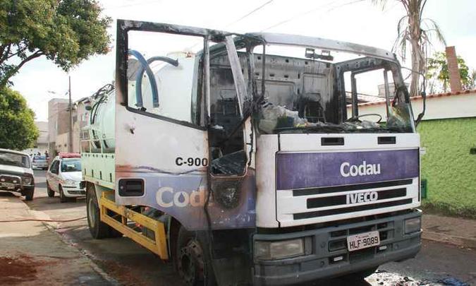 Caminhão usado para atuar na rede de esgoto foi um dos veículos incendiados em Uberaba(foto: Jairo Chagas/Jornal da Manhã) Caminhão usado para atuar na rede de esgoto foi um dos veículos incendiados em Uberaba(foto: Jairo Chagas/Jornal da Manhã)