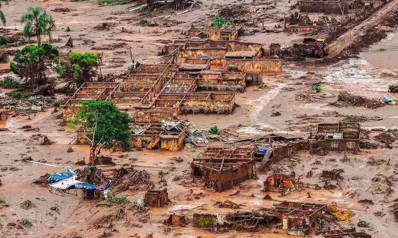 Casas ficaram soterradas sob a lama