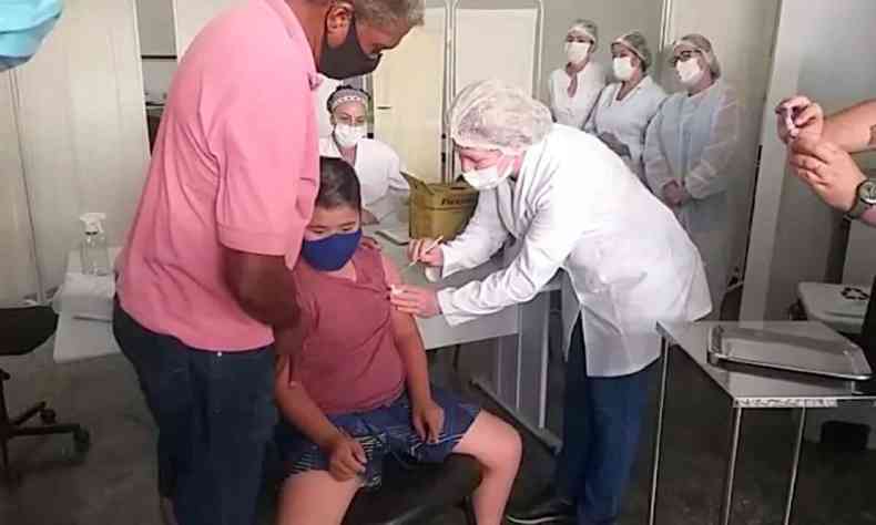 Garoto Antnio  a primeira criana vacinada contra COVID-19 em Varginha