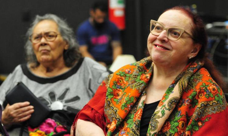 Teuda Bara e Cida Moreira, colaboradora do Galpo, durante ensaio na sede do grupo, em BH