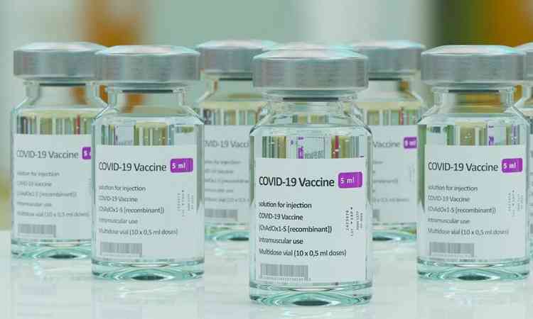 vrios frascos de vacina contra COVID-19