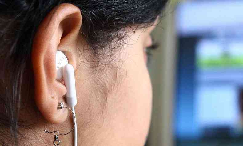 Fones de ouvido so os principais causadores do aumento na incidncia do entupimento por cera de ouvido(foto: Reproduo/EBC)