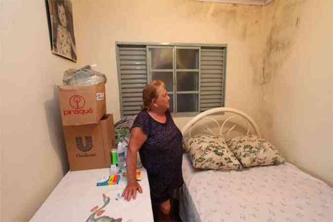 Iracilda Lizardo no quarto com as paredes mofadas (foto: Cleiton Borges / Esp. EM )