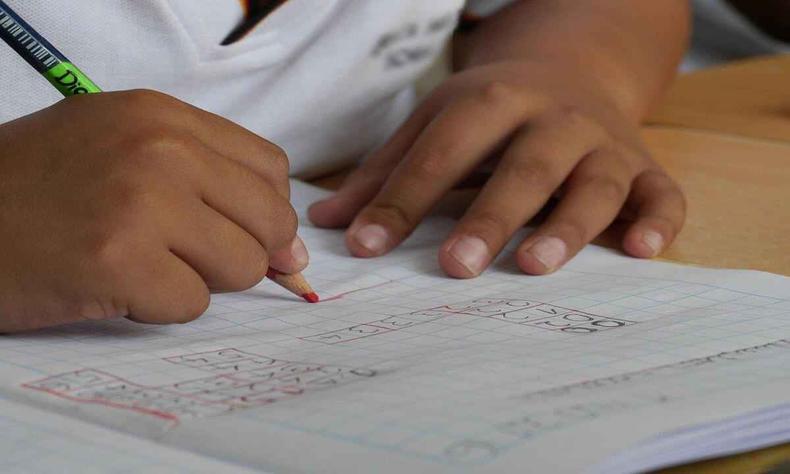 Oficinas de alfabetização e letramento serão feitas para 20 alunos(foto: Reprodução/ Pixabay) Criança escrevendo