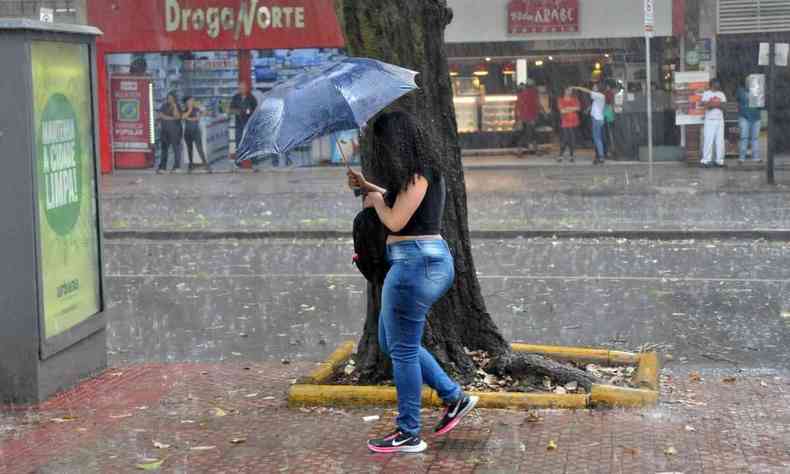 Na foto, chuva de granizo, na avenida Prudente de Morais entre os bairros Santo Antonio e Cidade Jardim. 