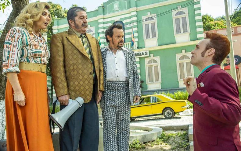 Os personagens Socorro (Helosa Periss), o governador do Cear (Stepan Nercessian), o prefeito Olegrio (Matheus Nachtergaele) e o assessor Jujuba (Gustavo Falco) durante cena de Cine Cine Hollidy