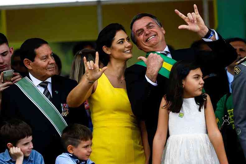 Jair Bolsonaro acompanhou o desfile com a mulher, Michelle, e o vice-presidente Hamilton Mouro (foto: MARCELO CAMARGO/AGNCIA BRASIL)