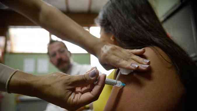 Meninas entre 11 e 13 anos devem continuar a vacinao contra o HPV(foto: Marcelo Camargo/Agncia Brasil)