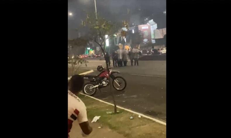 Tropa da PM chegou a enfrentar torcedores que atiraram garrafas