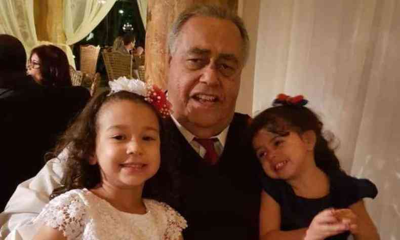 Dario Rutier e com suas duas netas