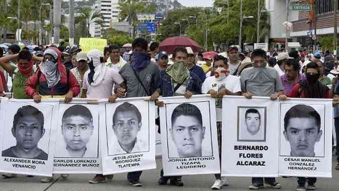 Protestantes marcham em Acapulco, no Estado de Guerrero(foto: RONALDO SCHEMIDT / AFP)