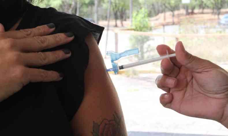 Mulher recebe aplicao de vacina contra COVID-19