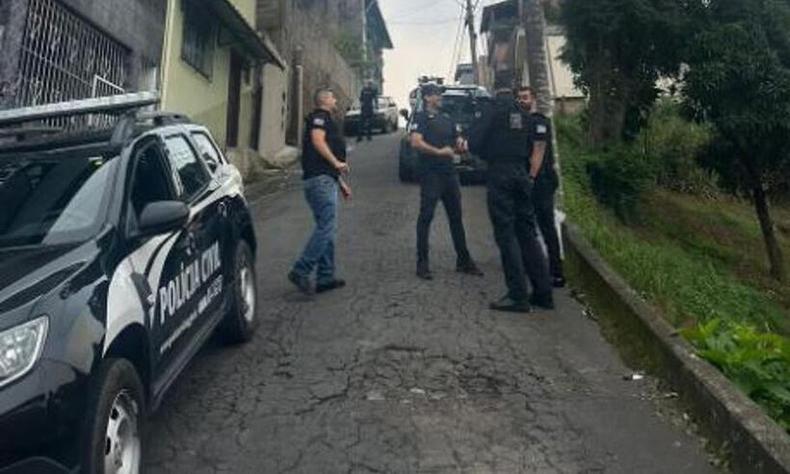 Policias e uma viatura da Polcia Civil em uma rua