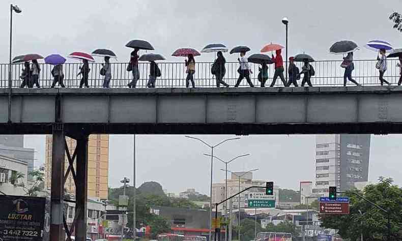 Guarda-chuvas sero itens obrigatrios nas bolsas e mochilas dos belo-horizontinos nesta semana(foto: Paulo Filgueiras/EM/D.A Press)