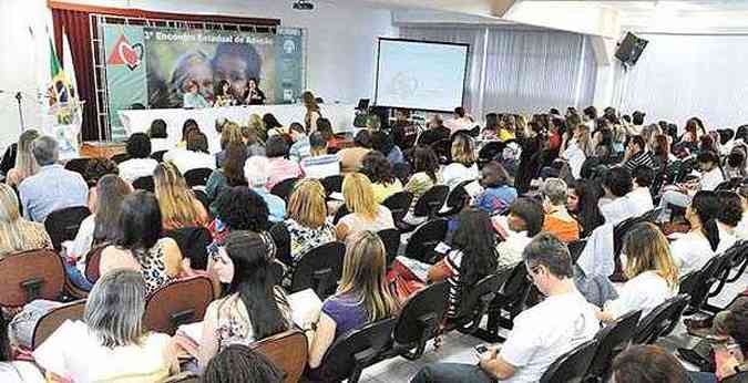 Em Santa Luzia, encontro estadual reuniu profissionais dos direitos das crianas, famlias adotivas e candidatos  adoo(foto: Marcos Vieira/EM/D)