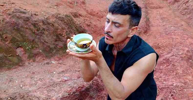Rodrigo Quik em ''De que somos feitos'', gravado em uma pedreira 