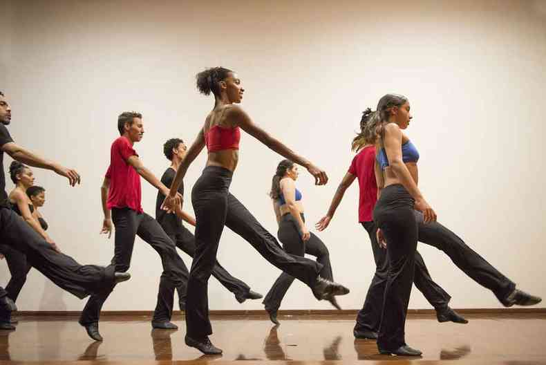 Bailarinos do Corpo Cidado parecem caminhar durante coreografia do espetculo 'Cascas' 