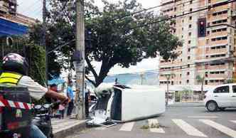 Kombi bateu em um poste e capotou na Avenida Raja Gabaglia com Cachoeira de Minas, prximo ao Hospital Madre Teresa (foto: Luiz Carvalho / Divulgao )