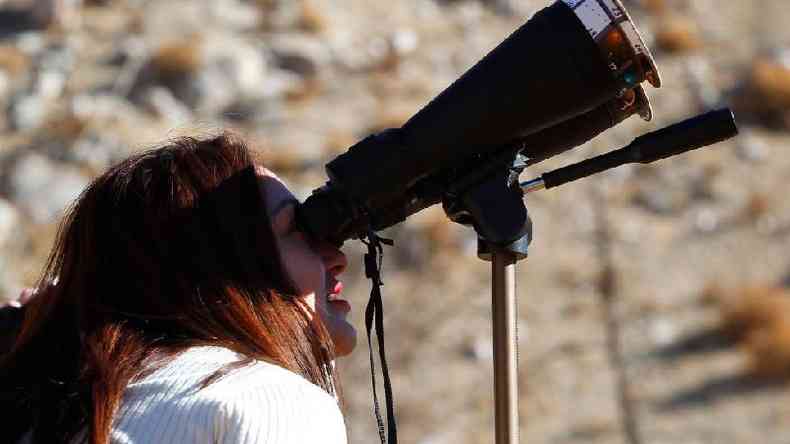 Recomenda-se o uso de telescpios com filtros especiais, entre outros objetos, para observar o eclipse com segurana.(foto: Getty Images)