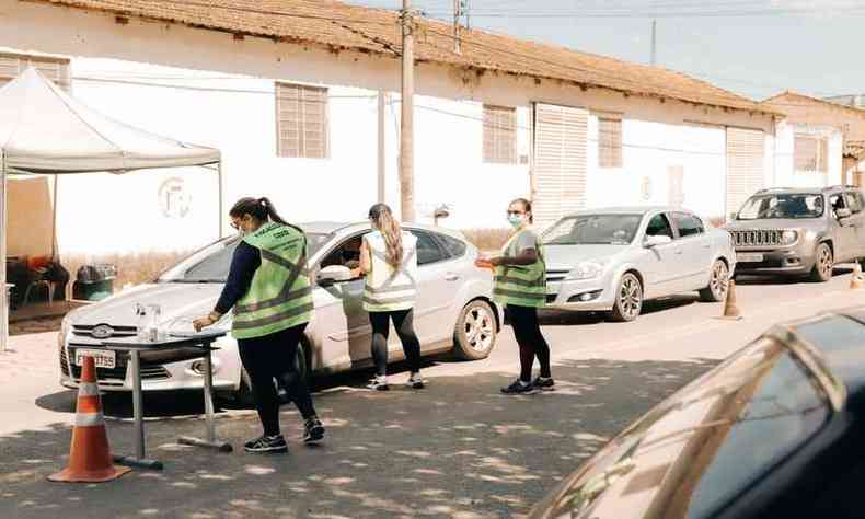 Barreira sanitria impediu que turistas entrassem na cidade pelo porta-malas do carro(foto: Ascom/Divulgao)