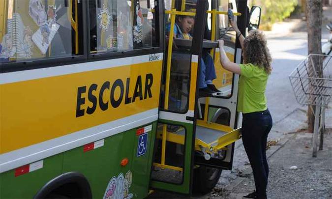 O pequeno João Pedro desce do ônibus escolar depois de mais um dia de aula. Mãe cobra treinamento de monitores para inclusão da criança(foto: Leandro Couri/EM/DA Press) O pequeno João Pedro desce do ônibus escolar depois de mais um dia de aula. Mãe cobra treinamento de monitores para inclusão da criança(foto: Leandro Couri/EM/DA Press)