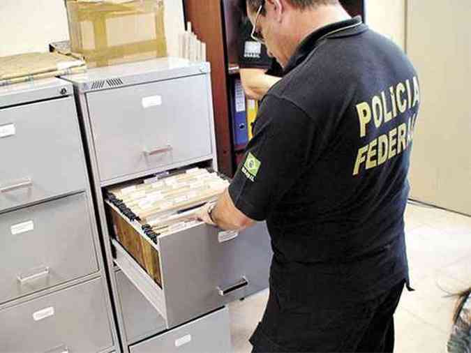 PF vasculha arquivo, durante a Operao Pronto Emprego: entidade investigada recebeu R$ 3,6 milhes este ano(foto: Polcia Federal/Divulgao)