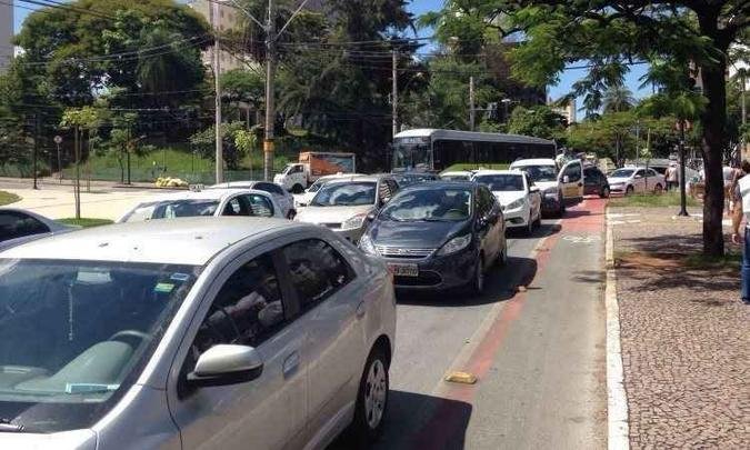 Tr�nsito fica lento nas imedia��es da Pra�a da Liberdade (foto: Jo�o Henrique do Vale/EM/D.A Press)