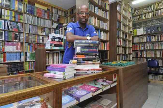 Anselmo Vicente Ribeiro trabalhou como vendedor at montar a prpria livraria no Centro de BH(foto: Maria Tereza Correia/EM/D.A Press)
