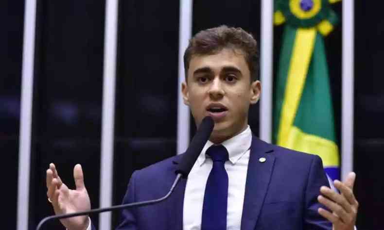 Nikolas Ferreira em p, de terno, durante discurso no parlamento