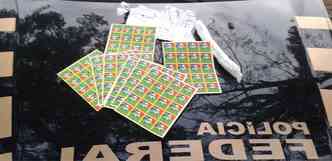 Vrias cartelas de LSD foram encontradas no interior dos bancos do veculo(foto: Polcia Federal/Divulgao)