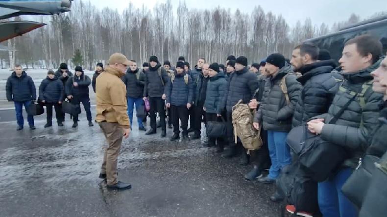 Yevgeny Prigozhin se despede de ex-presidiários que lutaram na Ucrânia e retornaram à Rússia. Não se sabe se as condenações deles realmente foram perdoadas(foto: T.me/Prigozhin_hat) Yevgeny Prigozhin rodeado por ex-presidiários em área externa