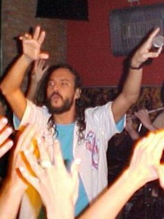 Gabriel O Pensador em foto dos anos 2000 tirada no Pop Rock Café, em BH