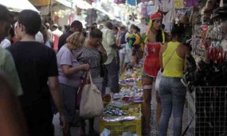 Autorizao para o trabalho de ambulantes no Rio de Janeiro preocupa a populao (foto: RICARDO MORAES/Reuters - 15/2/12)