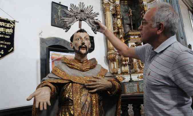 Antonio Fernandes prepara a escultura em madeira de So Simo Stock, em Sabar, para ser escaneada(foto: Paulo Filgueiras/EM/D.A.Press)