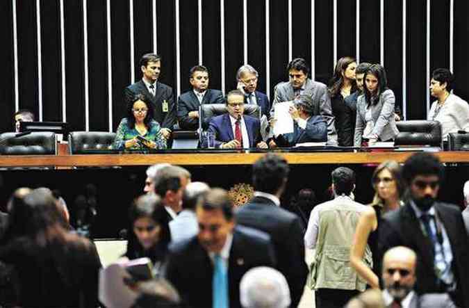 O presidente da Cmara, Henrique Eduardo Alves (ao microfone), manifestou-se contra o plano de Dilma para a reforma poltica (foto: Gustavo Lima/Agncia Cmara)